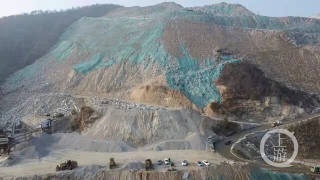 ▲12月17日，湖北黄冈，大坳冲村附近的山上经石企开采后，留下随意堆积的尾矿，形成安全隐患，此现象已存在多年。图片来源/受访者供图