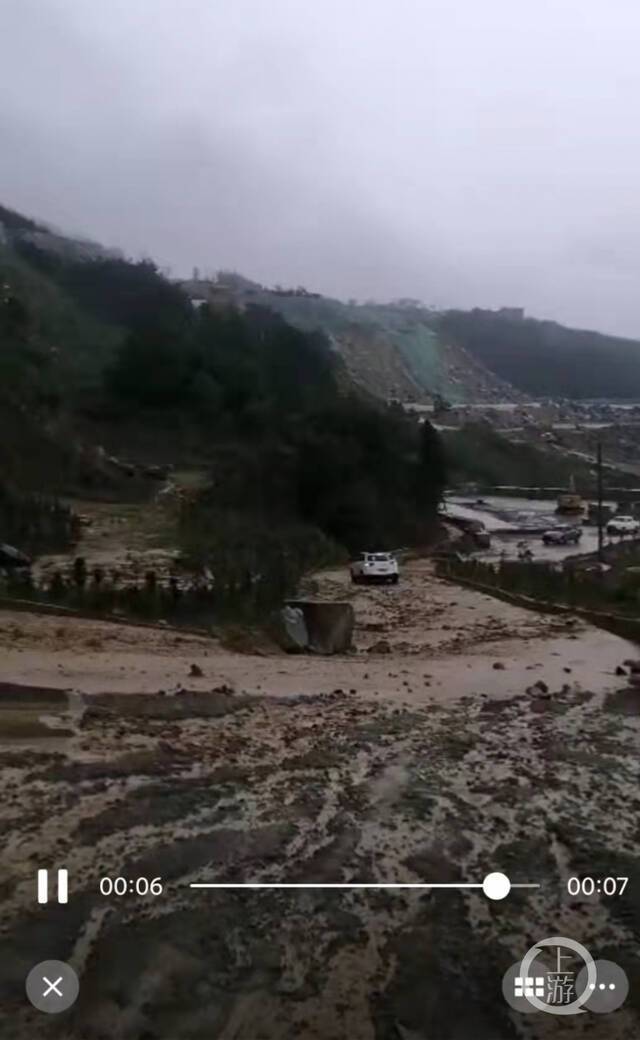 ▲大坳冲村一带因尾矿随意堆积引发安全隐患，一遇雨季，滑坡、泥石流频发。图片来源/受访者供图