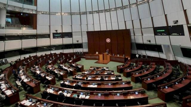 香港立法会会议厅以往挂区徽（橙新闻）