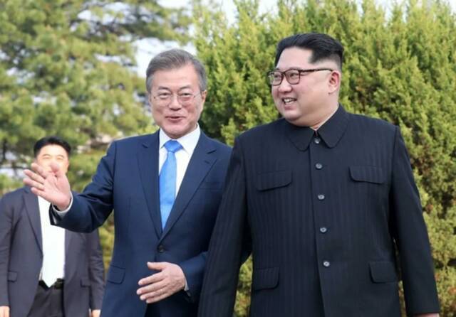 当地时间2018年4月27日，板门店，韩国总统文在寅和朝鲜最高领导人金正恩在板门店进行会晤。/IC photo