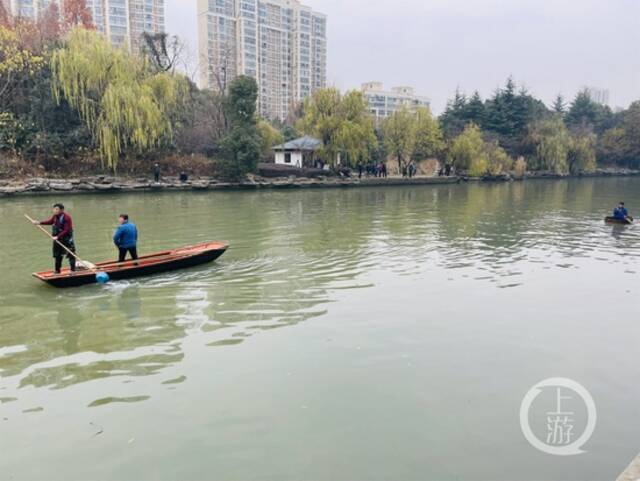 ▲12月16日，江苏无锡，救援人员找来附近渔民帮助在事发水域进行排查。摄影/上游新闻记者时婷婷