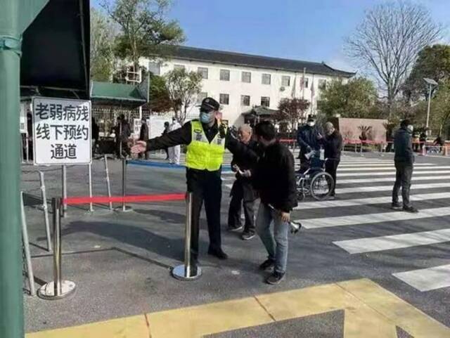 民警帮助老人过安检