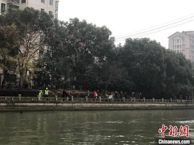 图中的河边步道，是景鸿苑小区北门出来后到桥边的必经之路。孙权摄