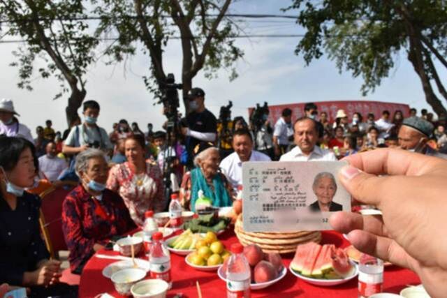 出生于1886年6月25日的阿丽米罕·色依提在新疆疏勒县庆祝134岁生日现场。（记者高晗摄）