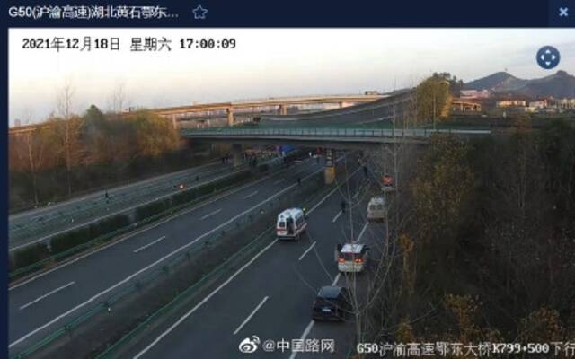 中国路网：沪渝高速花湖互通D匝道发生桥梁垮塌事故，3货车侧翻、1轿车被压