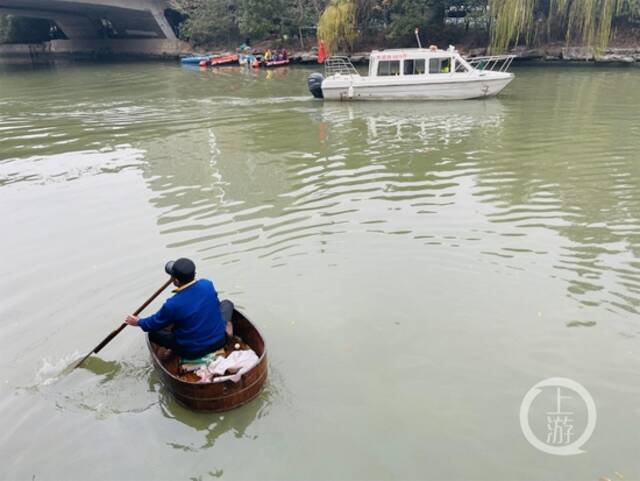 ▲12月16日，江苏无锡，参与救援的附近渔民在事发地附近水域布网，进行搜寻。摄影/上游新闻记者时婷婷