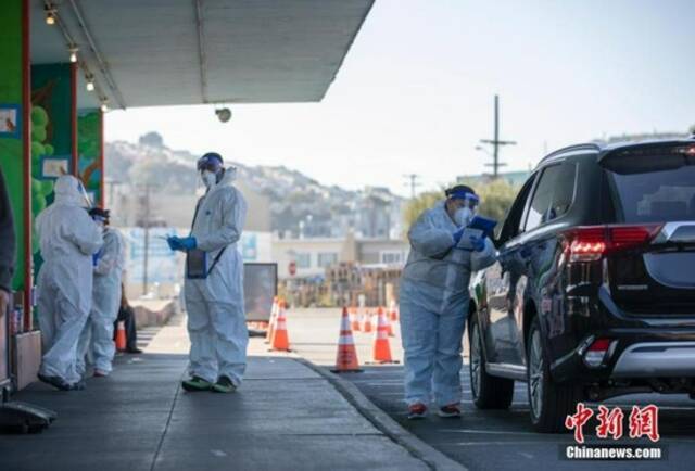 资料图：设立在美国加州旧金山Alemany农贸市场的“得来速”式新冠病毒检测站向市民提供检测服务。中新社记者刘关关摄