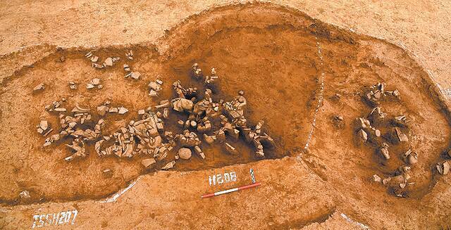 鹤壁辛村遗址新发现的骨料堆积坑。