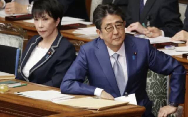 日本国会中的高市早苗（左）和安倍晋三