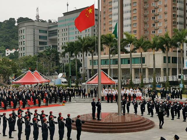 2021年12月20日上午，内地奥运健儿访澳代表团参加澳门特区成立22周年升旗仪式。澎湃新闻记者韩雨亭图