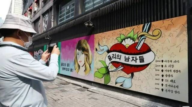 ·出现在首尔市中心的“朱莉壁画”。