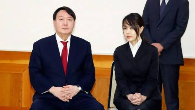·2019年，尹锡悦（左）与妻子金建熙出席检察总长任命仪式。