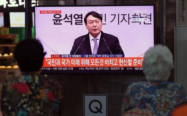 ·2021年6月29日，韩国首尔，市民观看尹锡悦召开记者会的电视画面。