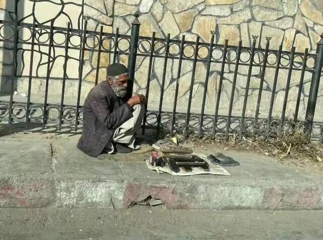 12月1日，喀布尔街头擦鞋的老人。新华社记者史先涛摄