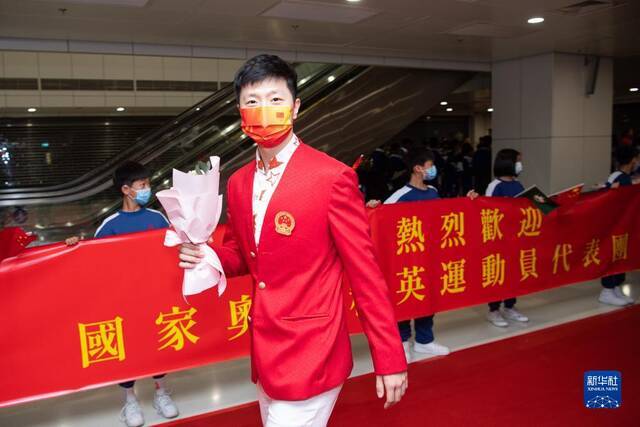 12月19日，内地奥运健儿代表团成员马龙在欢迎仪式上。新华社记者张金加摄