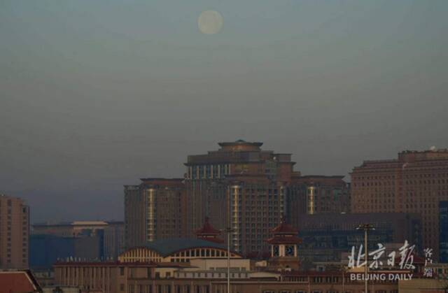 北京冬日清晨日月同辉！你看到了吗？