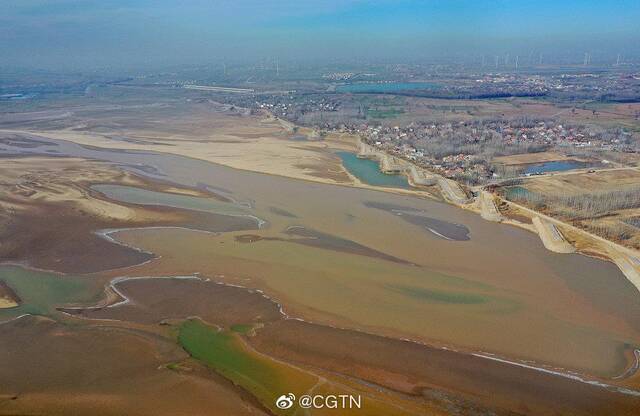 河南濮阳黄河滩地现“龙图腾”