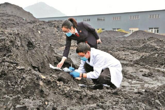 近日,浙江省宁波市检察院与宁海县检察院组成专案团队,对宁海县域内一起非法倾倒、处置固体废物案进行现场勘查取证。记者蔡俊杰通讯员李久久摄