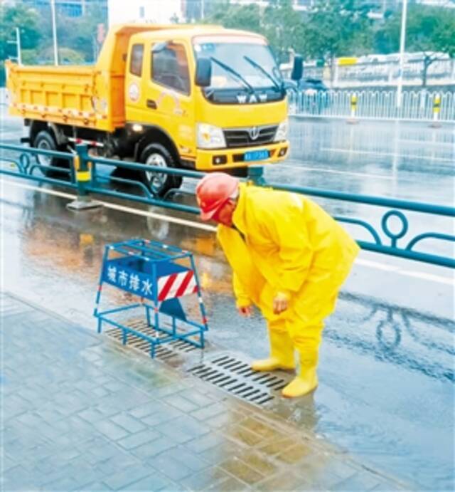 冒寒风顶细雨 守岗位保畅通