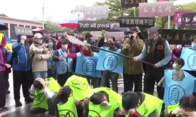 张亚中12月22日上午在民进党党部前举行记者会，并称借关刀斩奸除恶，去除虚假。图自udn TV直播画面