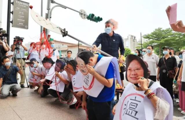 张亚中9月初在民进党党部前举行“送瘟神保平安”活动。图自台湾《联合报》