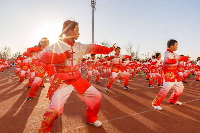 天津市南开区实验学校组织学生练习八段锦，在强身健体的同时丰富了课后服务内容。图据视觉中国