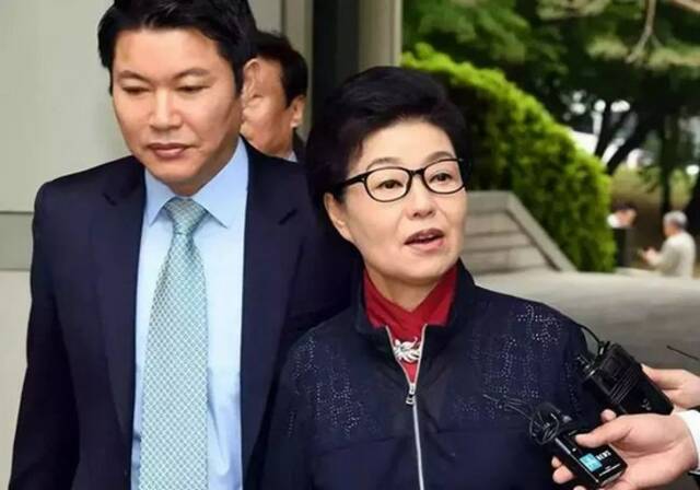 “实力坑姐30年”的朴槿惠胞妹宣布参选总统