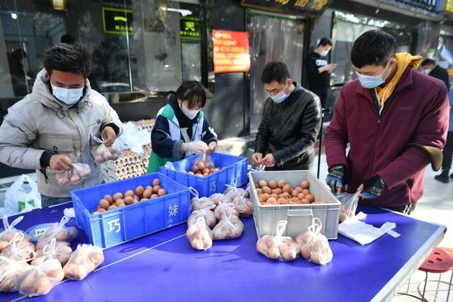 12月21日，热心市民在王菊面馆里配餐。新华社记者张博文摄