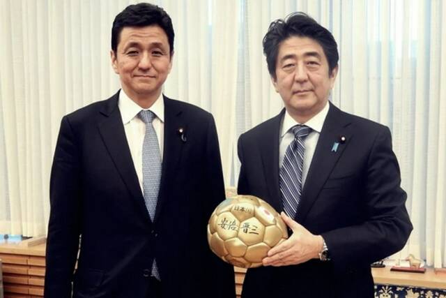 日本防卫大臣岸信夫（左）是日本前首相安倍晋三（右）的胞弟。图源：GJ