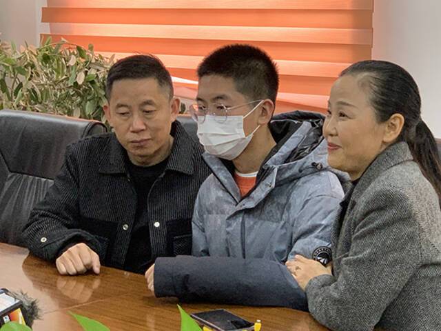  2021年12月7日，湖北荆州监利，孙海洋及老婆带被拐14年儿子接受媒体采访。人民视觉资料图