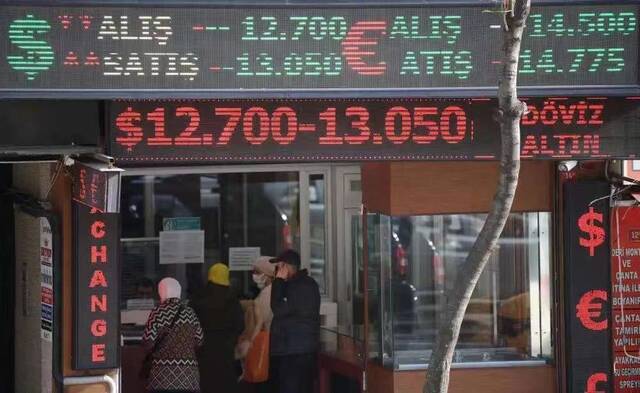 ▲11月30日，人们在土耳其伊斯坦布尔一处货币兑换点换钱。图/新华社