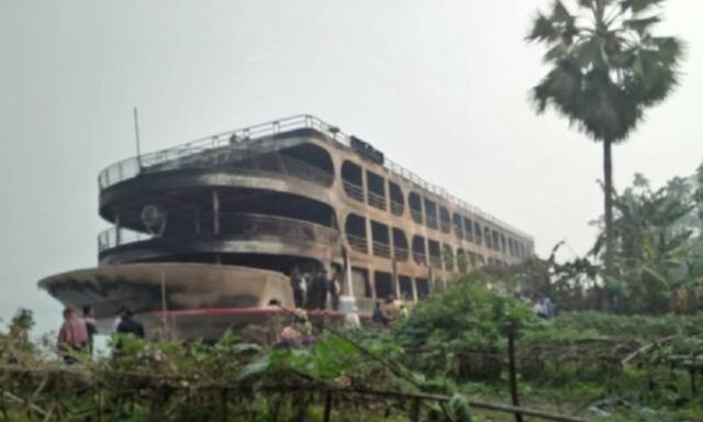 孟加拉国失火渡轮的残骸（《每日星报》）