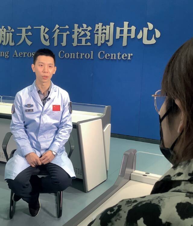 ·2021年11月25日，高健在北京航天飞行控制中心接受本刊记者专访。（本刊记者隋坤/摄）