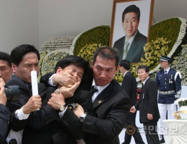 时任韩国议员向李明博喊话后被起保镖按住图自韩媒