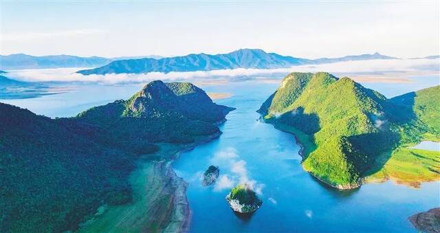 俯瞰海南热带雨林国家公园俄贤岭片区。海南日报记者陈元才摄