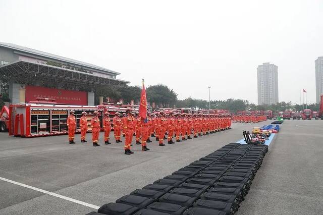 ​雨=͟͟͞͞雪=͟͟͞͞天=͟͟͞͞气来了！他们演练“打雪仗”