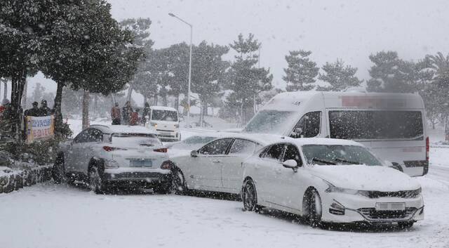 寒潮来袭 韩国济州岛大部地区发布大雪预警