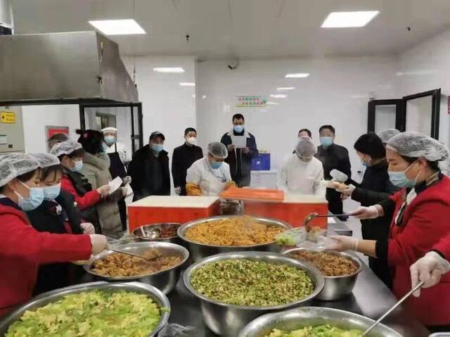 学校后勤人员为考生准备的餐食。图源西安电子科技大学公众号