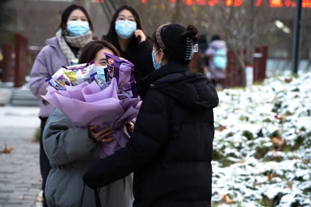 西北大学考点散考时，考研学生收到同学的祝福