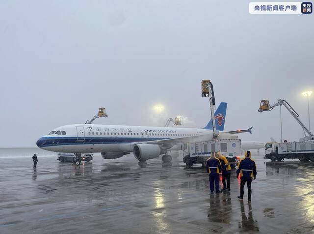 湖南多地迎来最强降雪时段 部分航班取消