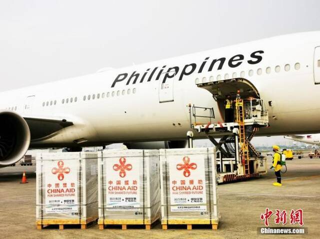 资料图：中国政府援助菲律宾的一批新冠疫苗运抵马尼拉。中新社记者关向东摄