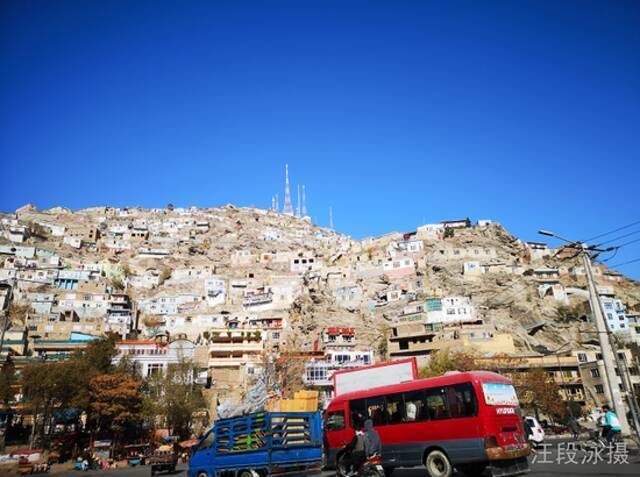 喀布尔地狭人稠，大量人口已无立锥之地，底层百姓只能在山上自行盖房搭棚解决栖身问题。汪段泳摄