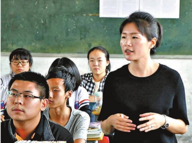 赵娜(右一)最开心的时候,是在课堂上为学生授课。