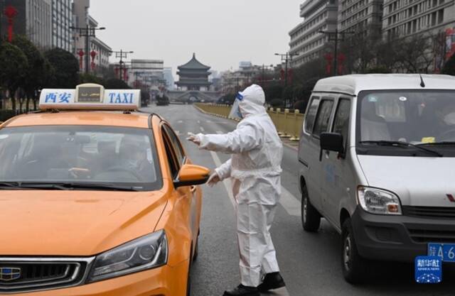12月27日，民警在西安市北大街检查车辆。新华社记者陶明摄
