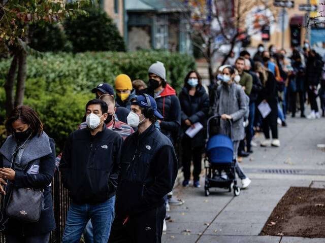 ↑随着美国奥密克戎感染病例增多，许多地区都在推动注射加强针。