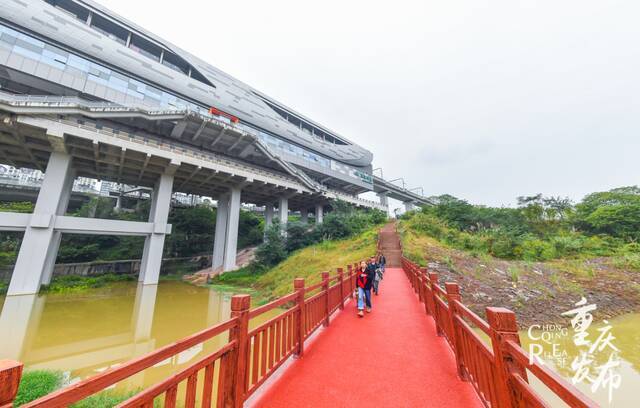 刘家坪轨道站新建红色步道和跨河栈桥邹乐摄
