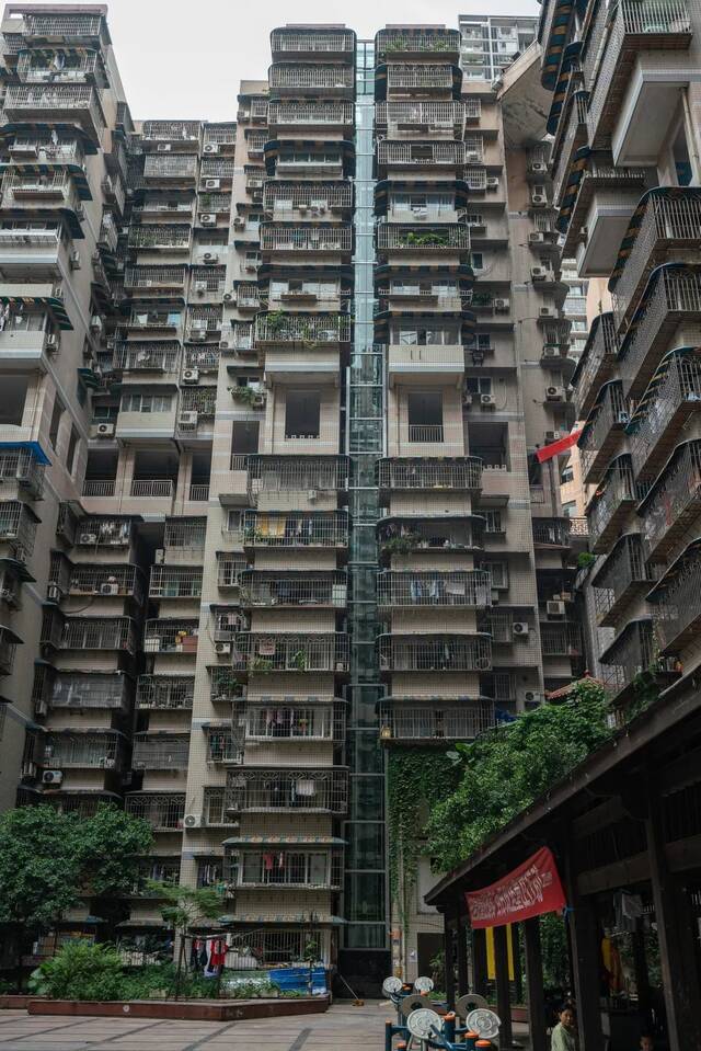朝天门都市庭院6单元完成加装电梯，该项目是重庆市最高老旧住宅加装电梯项目市市场监管局供图
