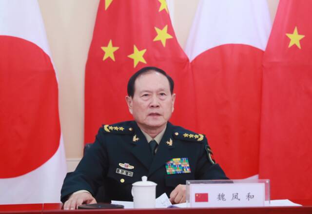 12月27日下午，国务委员兼国防部长魏凤和在北京同日本防卫大臣岸信夫举行视频通话。李晓伟摄图源国防部