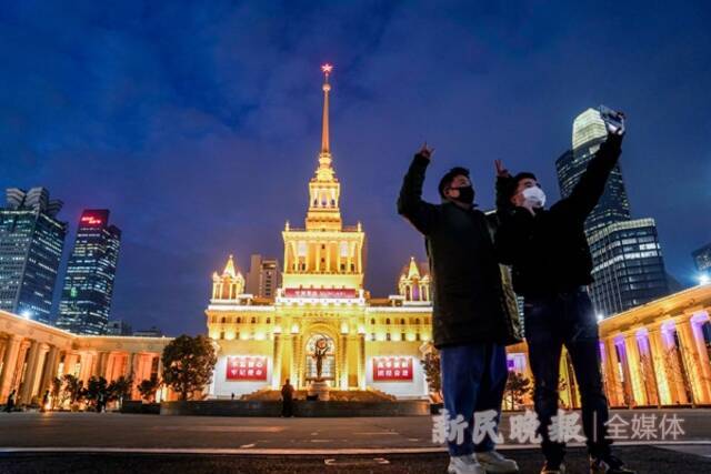 图说：拆除围墙后的上海展览中心拉近了与人们的距离，不少路过的市民拍照留影新民晚报记者陈梦泽/摄（下同）