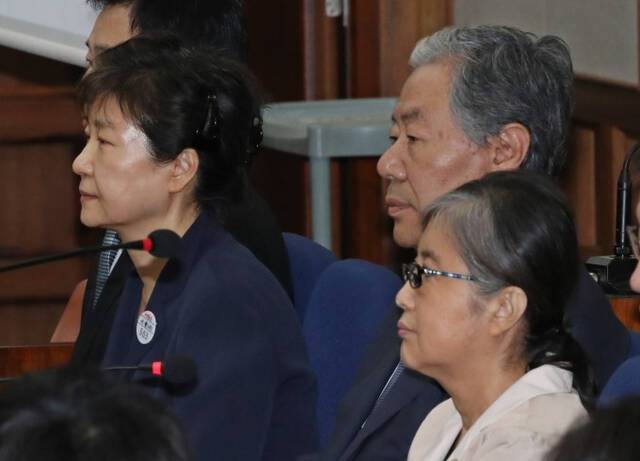  2017年，朴槿惠与闺蜜崔顺实并肩受审